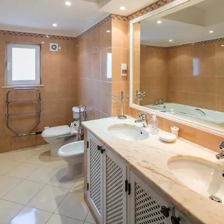 Sleeps 6 Pool Air Con Wifi * 발도로보